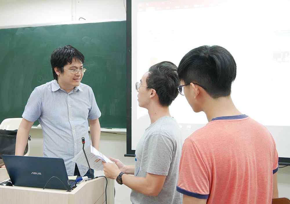 400 人教室的反覆試驗：專訪李宏毅老師
