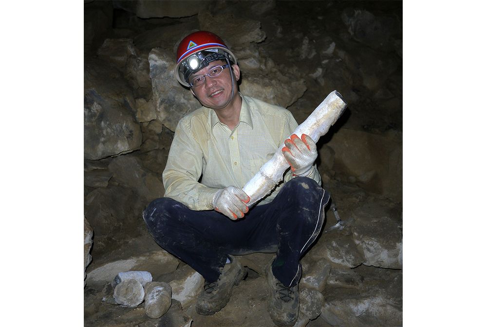沈川洲教授在華南洞穴研究