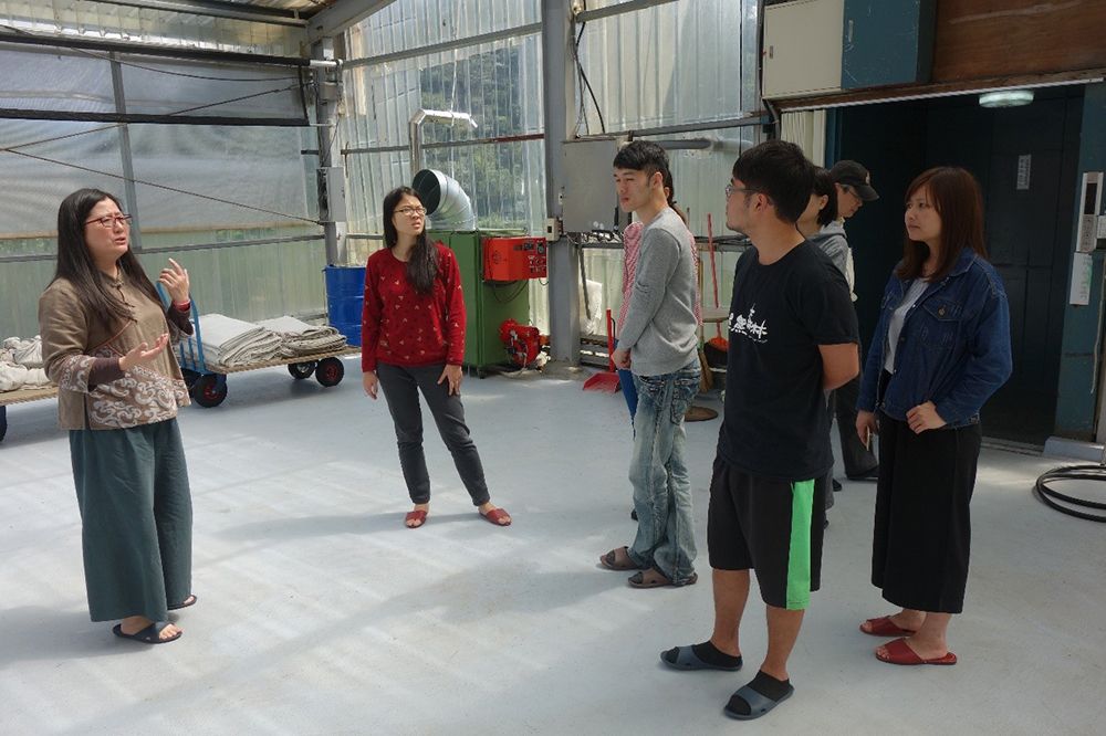課程參訪坪林慈心淨源茶廠，由呂廠長親自解說製茶流程，茶廠也提供同學見習製茶的機會。