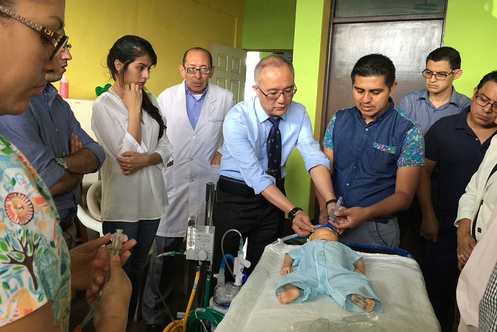 台大醫院新生兒科專家前往瓜國指導學員進行新生兒呼吸照護