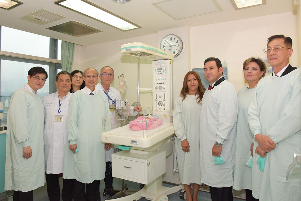 台大醫院曹伯年主任向瓜地馬拉訪賓解說經鼻式持續性正壓呼吸治療