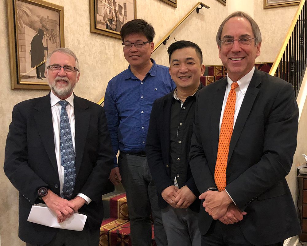 (由左至右) 叢書主編Miller、李紀舍、傅友祥，及 南卡大學出版社主任Richard Brown