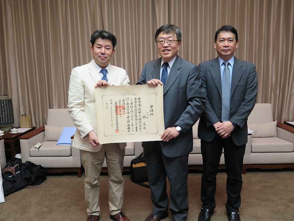 圖1:池田真行副校長捐贈其岳祖父獲得的臺北帝國大學第一號博士學