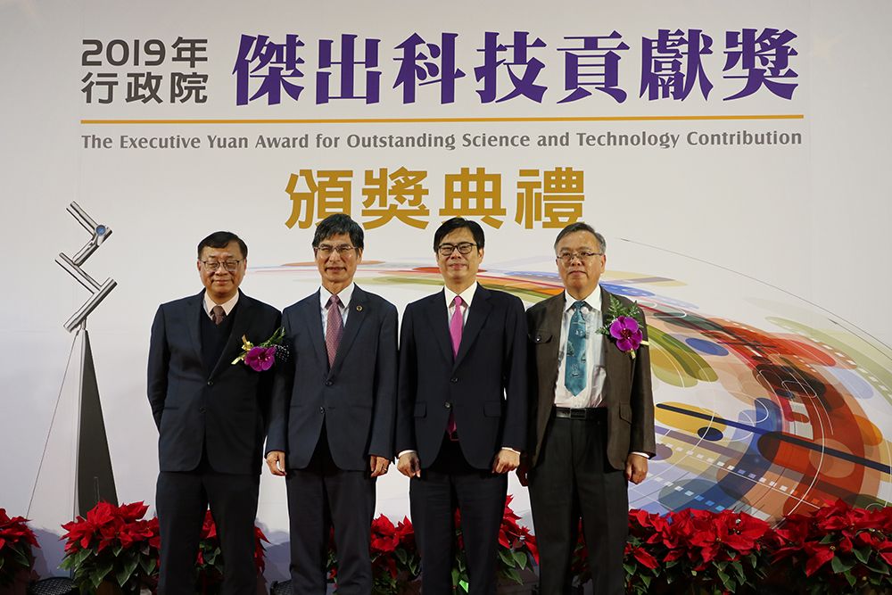 吳逸民教授(右1)榮獲2019年行政院傑出科技貢獻獎。