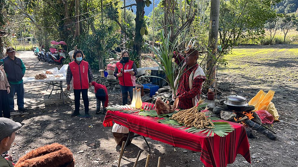 圖6:參與部落文化健康站（樂齡中心）的耆老們在播種小米前舉行播種儀式，並用腳脫粒播種用的種粟