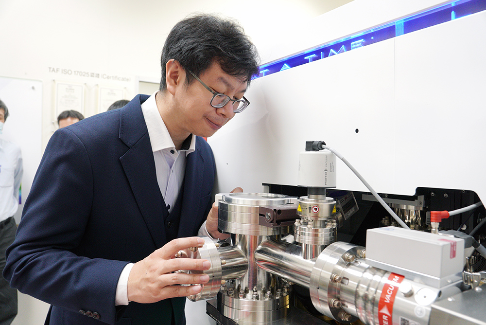 圖2:臺大材料科學與工程學系教授顏鴻威實際操作原子針尖斷層影像儀。