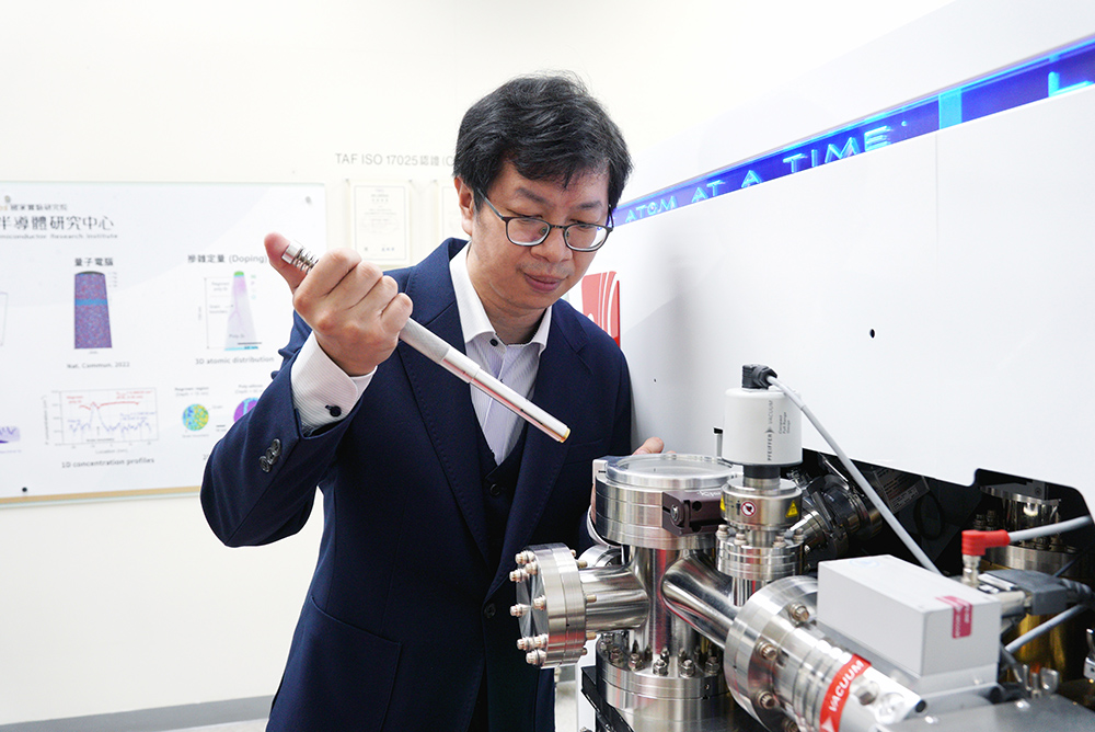 圖3:臺大材料科學與工程學系教授顏鴻威實際操作原子針尖斷層影像儀。