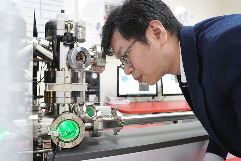 圖5:臺大材料科學與工程學系教授顏鴻威觀察原子針尖斷層影像儀。