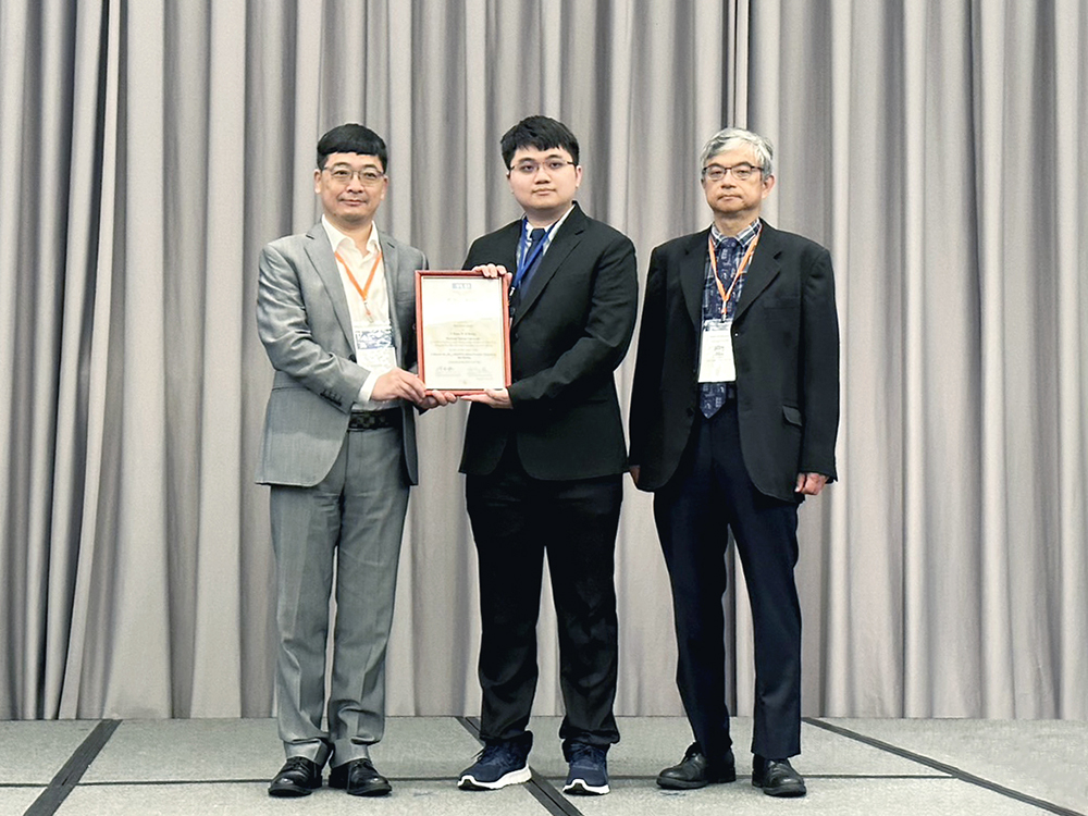 圖1:VLSI TSA 座談會主席Peide Ye(圖左)頒發最佳學生論文獎給本校電子所奈米電子組的博士生鄭群議(圖中)，圖右為其指導教授劉致為。