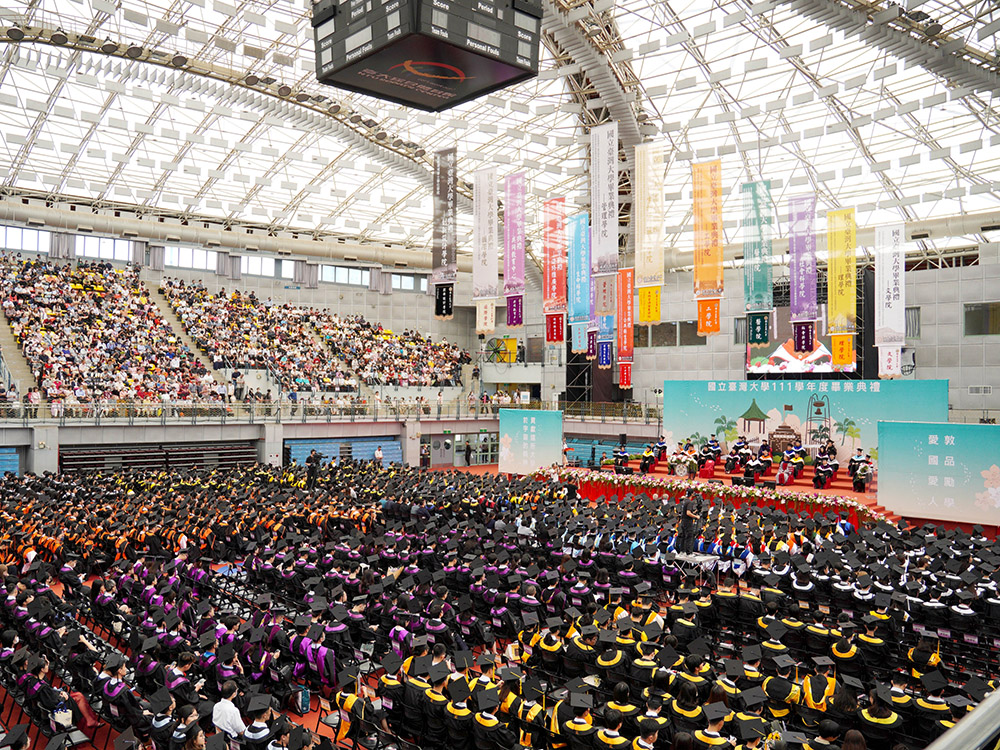 圖8:國立臺灣大學5月27日於綜合體育館舉辦111學年度畢業典禮。