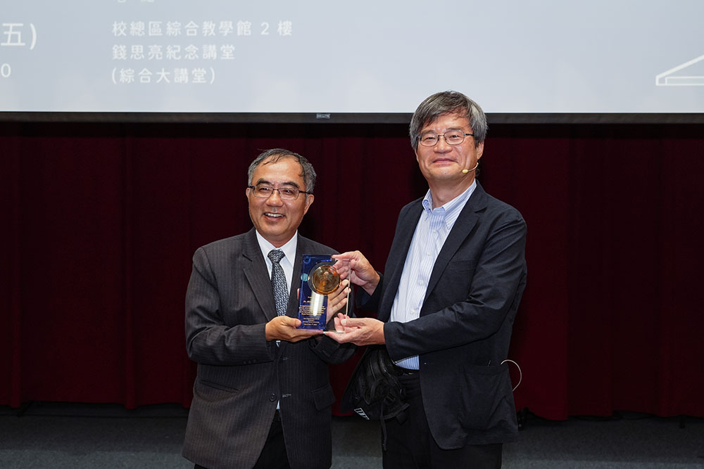 圖4:臺灣大學校長陳文章(圖左)致贈精美的獎座，給參與首場椰林講座的2014年諾貝爾物理學獎得主天野浩教授(圖右)。