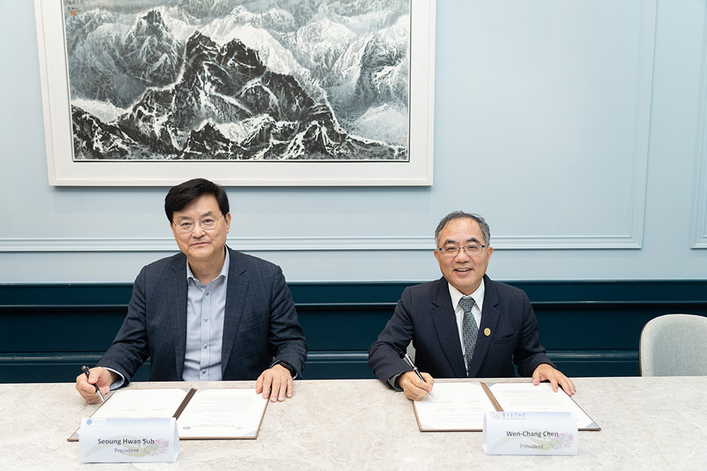 圖2:臺大校長陳文章（右）與延世大學徐昇煥校長（左）簽署量子科學與工程領域合作備忘錄。